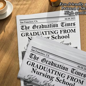 K&ouml;nnte beinhalten: Eine Schein-Zeitungsanzeige mit der &Uuml;berschrift "The Graduation Times" und dem Text "Graduating From Nursing School", in Schwarz auf wei&szlig;em Hintergrund gedruckt. Das Datum "06.08.2025" ist oben rechts gedruckt.
