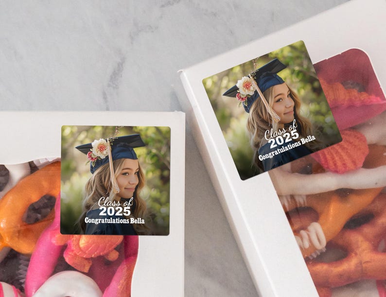 K&ouml;nnte beinhalten: Abschlussfeier-Geschenkanh&auml;nger mit einem Foto einer Person, die eine Abschlusscap und eine Robe tr&auml;gt. Der Aufkleber lautet "Klasse von 2025 Herzlichen Gl&uuml;ckwunsch Bella".