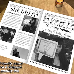 Puede incluir: Un anuncio de graduación de estilo periódico en blanco y negro para Kylie Kristen Jenner, quien se gradúa de la escuela de enfermería. El titular dice "¡Lo hizo!" y "Graduándose de la escuela de enfermería". El anuncio incluye una foto de Kylie con su birrete y toga sosteniendo un diploma.