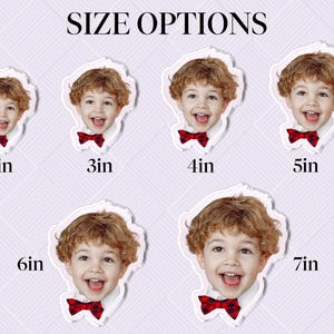 K&ouml;nnte beinhalten: Ein Stickerbogen mit einem l&auml;chelnden Kind mit lockigem Haar und einer roten karierten Fliege. Der Aufkleber ist in Gr&ouml;&szlig;en von 5 cm bis 18 cm erh&auml;ltlich. Der Text "SIZE OPTIONS" steht oben.