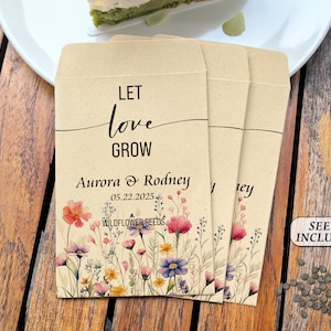Könnte beinhalten: Drei Saatguttüten aus Kraftpapier mit floralen Designs und dem Text "LET love GROW". Die Tüten sind mit Namen und einem Datum personalisiert. Die Worte "WILDFLOWER SEEDS" sind unter dem Datum aufgedruckt. Ein kleiner Haufen Samen ist sichtbar.