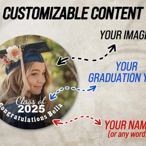 K&ouml;nnte beinhalten: Ein runder, schwarz-wei&szlig;er Foto-Anh&auml;nger f&uuml;r die Graduierung mit einem Bild einer Person, die eine Kappe und eine Robe tr&auml;gt. Der Text "Class of 2025" befindet sich in der Mitte des Anh&auml;ngers. Der Text "Congratulations Bella" befindet sich unter dem Jahr.