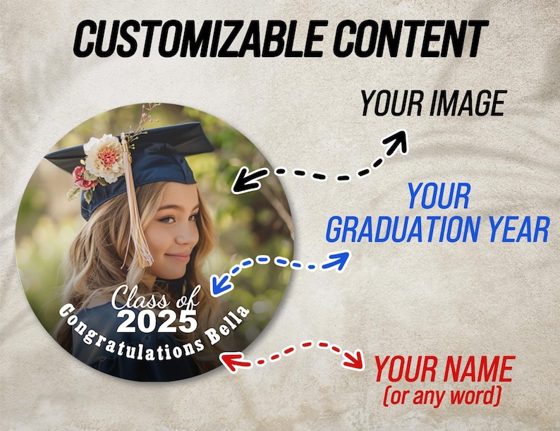 K&ouml;nnte beinhalten: Ein runder, schwarz-wei&szlig;er Foto-Anh&auml;nger f&uuml;r die Graduierung mit einem Bild einer Person, die eine Kappe und eine Robe tr&auml;gt. Der Text "Class of 2025" befindet sich in der Mitte des Anh&auml;ngers. Der Text "Congratulations Bella" befindet sich unter dem Jahr.