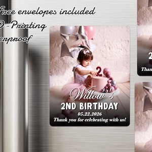 Op de afbeelding: Een rechthoekige magneet met een foto van de tweede verjaardag van een kind. De magneet bevat de tekst "Willow's 2nd Birthday" en de datum "05.22.2026". De magneet bevat ook de tekst "Bedankt voor het vieren met ons!"