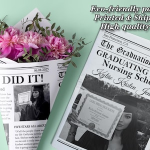 K&ouml;nnte beinhalten: Eine schwarz-wei&szlig;e Zeitungsanzeige im Stil einer Graduierungsanzeige f&uuml;r Kylie Kristen Jenner, die ihren Abschluss in Krankenpflege gemacht hat. Die Anzeige zeigt ein Foto der Absolventin, die ein Diplom und einen Strau&szlig; rosa Blumen h&auml;lt.