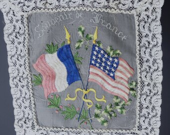 アンティークな第一次世界大戦のフランスのお土産、カラフルな旗と