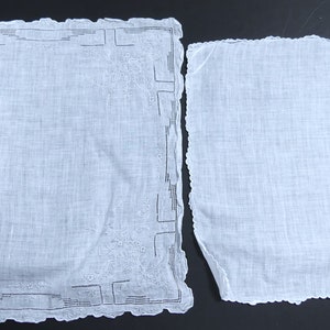 Könnte beinhalten: Zwei weiße Baumwolltaschentücher mit Spitzenbesatz. Ein Taschentuch hat ein geometrisches Muster, das in der Mitte gestickt ist.