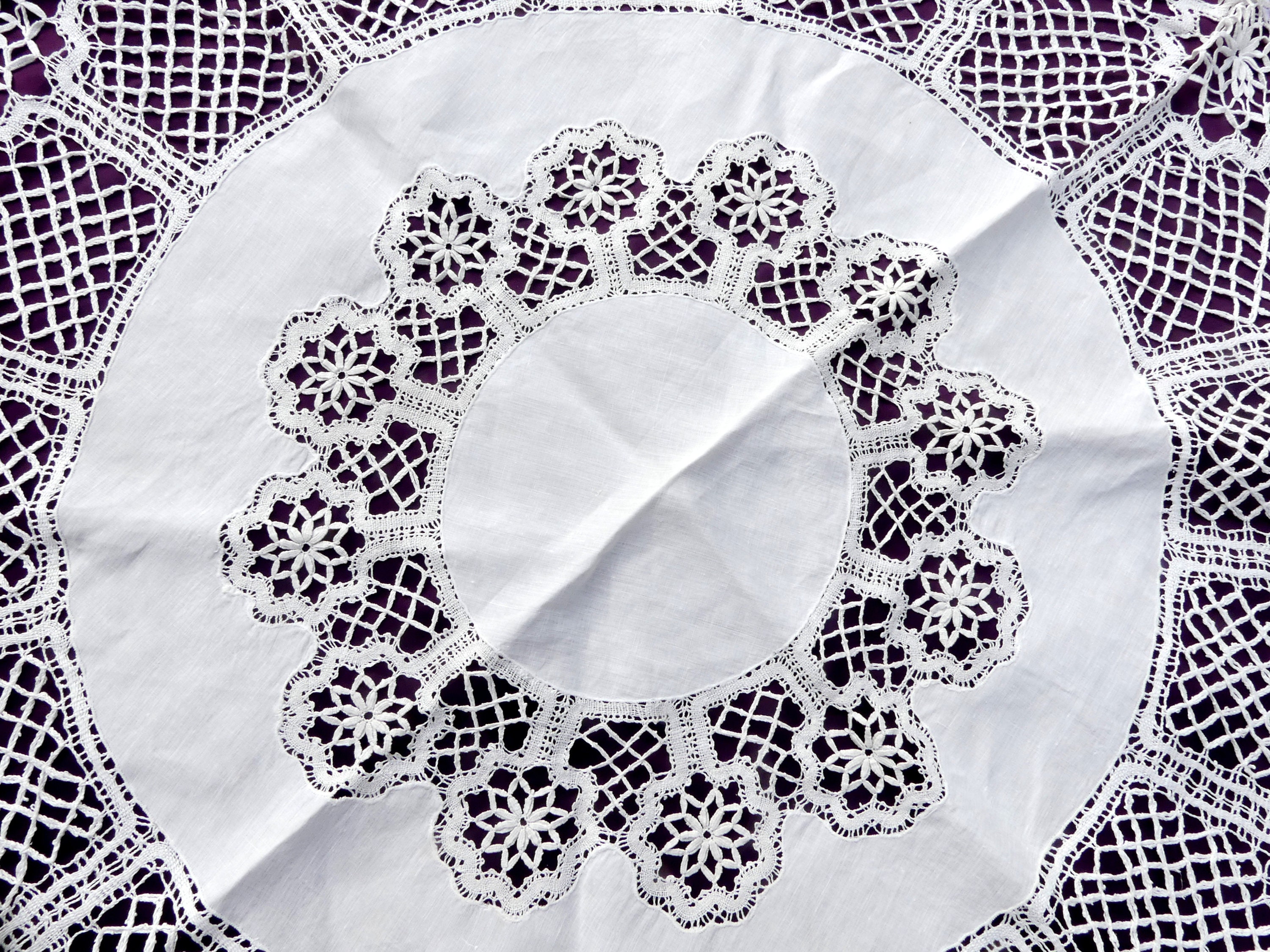 アンティークリネン＆ボビンレースのラウンドテーブルクロス 43インチ