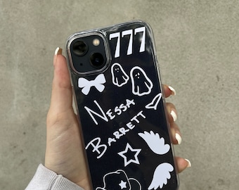 Funda para iPhone de Nessa Barrett: calcomanía en blanco y negro