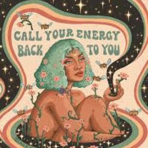 Puede incluir: Ilustración colorida de una mujer con cabello turquesa y detalles florales, rodeada de abejas y flores. El texto "CALL YOUR ENERGY BACK TO YOU" está en el centro, sobre un fondo estrellado con líneas onduladas.