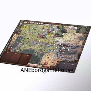 Può includere: Un gioco da tavolo rettangolare con una mappa dettagliata della Terra di Mezzo con regioni etichettate come Gondor, Rohan, Mordor ed Eriador. Il tabellone include aree designate per mazzi di pesca e scarto, vari segnaposto e il testo Middle-earth.