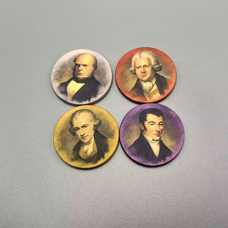 Op de afbeelding: Vier ronde houten tokens met portretten van historische figuren. Elke token toont een ander persoon tegen een anders gekleurde achtergrond. De tokens zijn ongeveer 5 cm in diameter.