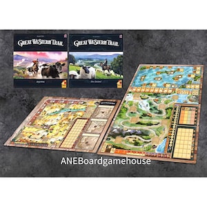 Pode incluir: Um jogo de tabuleiro chamado "Great Western Trail" com duas capas de caixa mostrando paisagens diferentes e um grande tabuleiro de jogo com um mapa de uma trilha e várias peças de jogo.