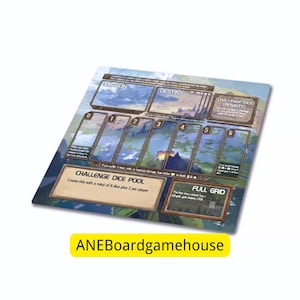 Op de afbeelding: Een rechthoekig bordspelcomponent met secties met de labels "MISSION", "DESTINY" en "CHALLENGE DICE". Het heeft genummerde slots van 0 tot 6, en de tekst "CHALLENGE DICE POOL" en "FULL GRID". De tekst "ANEBoardgamehouse" staat onderaan.