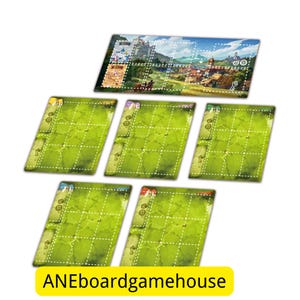 Op de afbeelding: Een bordspelset met een hoofdspelbord met een landschapsillustratie en vijf spelersborden met groene velden en rasterpatronen. De tekst "ANEboardgamehouse" wordt weergegeven op een gele banner.