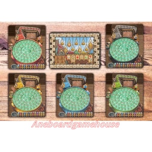 Puede incluir: Seis cartas de juego con un diseño de tablero circular y un patrón en espiral verde. Cada carta tiene una combinación de colores única, con detalles de madera y coloridos. El texto "Aneboardgamehouse" está en la parte inferior.