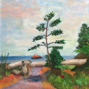 Könnte beinhalten: Ölgemälde einer Küstenlandschaft mit einem Weg, der zum Meer führt. Ein hoher, schlanker Kiefernbaum steht in der Nähe der Mitte, mit einem kleineren Baum rechts davon. Der Himmel ist eine Mischung aus Blau, Rosa und Weiß.