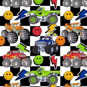 Op de afbeelding: Een herhalend patroon met kleurrijke monstertrucks in rood, oranje, groen en blauw, tegen een zwart-wit geblokte achtergrond. Smiley-gezichten en bliksemgraphics zijn ook in het ontwerp opgenomen.