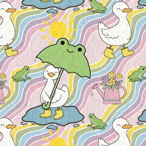 Op de afbeelding: Een grillig patroon met cartoon eenden in gele laarzen, groene kikkers en een gele zon tegen een pastelkleurige regenboogachtergrond. Een eend houdt een groene kikkerparaplu vast. Een roze gieter met bloemen is ook aanwezig.