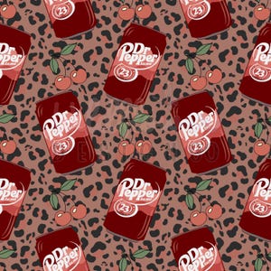 Puede incluir: Un patrón repetitivo de latas de refresco Dr. Pepper y cerezas sobre un fondo marrón con estampado de leopardo. Las latas de Dr. Pepper son de color rojo oscuro con texto blanco y el número 23. Las cerezas son rojas con tallos verdes.