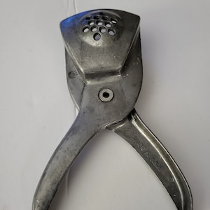 Irwin ware hand juicer