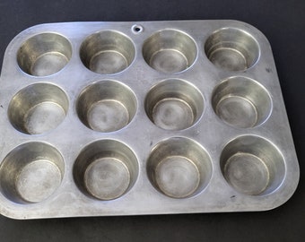 Wear Ever 2756 12 cup muffin pan