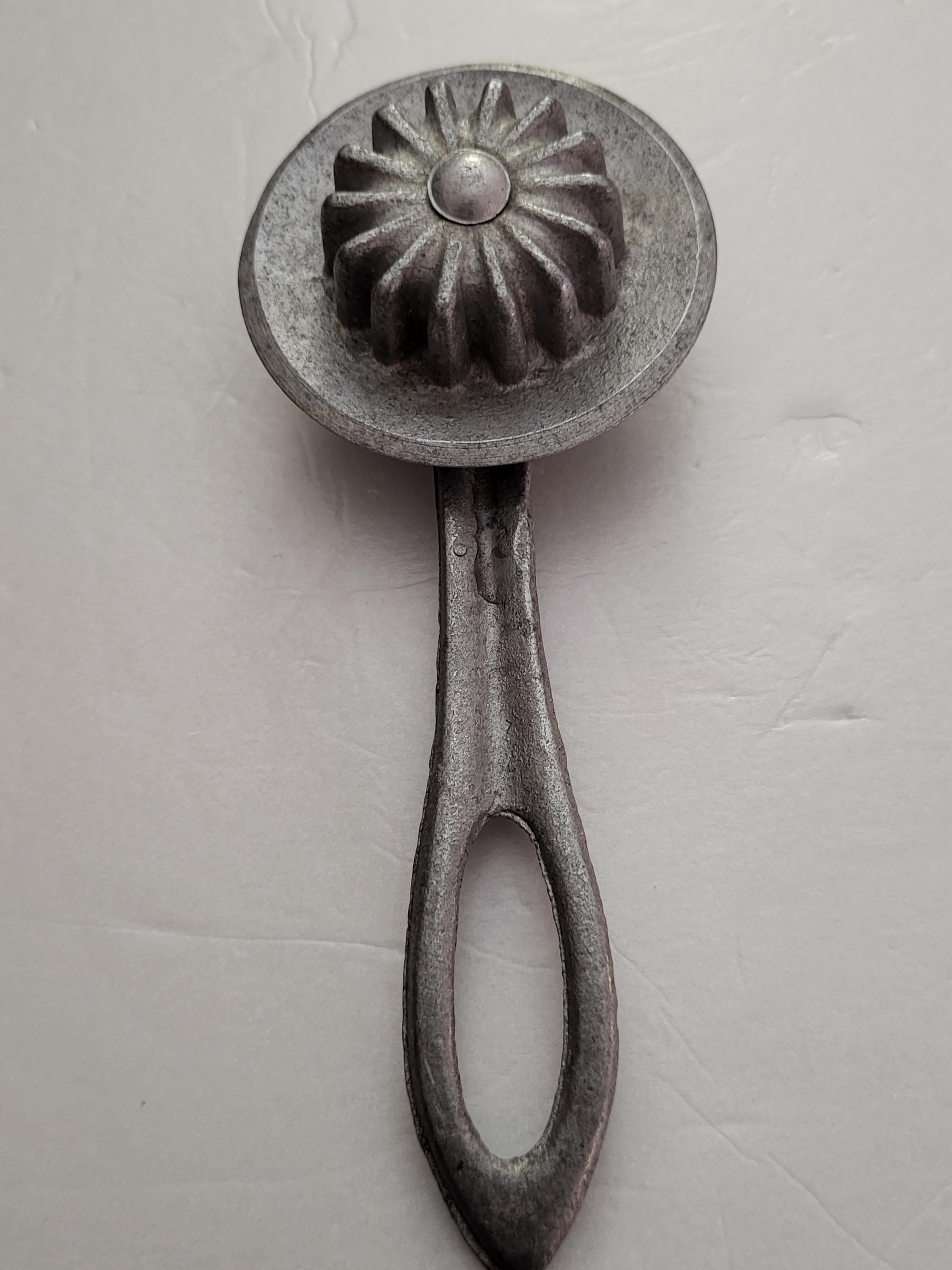 Vintage pastry or pie crimper