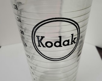 Great Kodak darkroom beaker/measuring glass 2 pt/32 ounce