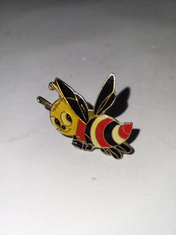 Cute Bumblebee pin