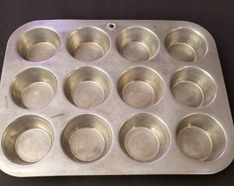 Wear Ever 2756 12 cup muffin pan