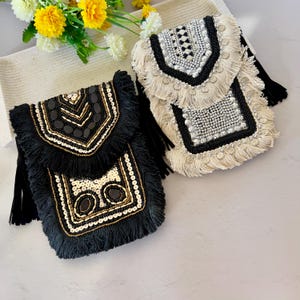 Petite sacoche noire ornée de perles pour téléphone portable - Petit sac à main bohème à bandoulière pour les voyages, les festivals, les mariages et le shopping - Un cadeau Pocket Pal pour elle