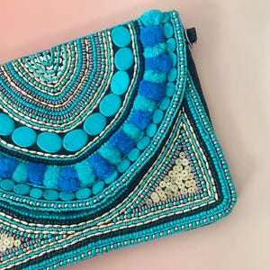 Bolso de mano con cuentas de color azul turquesa / Bolso de noche bohemio con pompones, bandolera para bodas, perfecto para fiestas y regalos de damas de honor