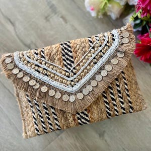 Bolso de mano de yute con toque bohemio artesanal, diseño de bandolera estructurado, bolso de fiesta con cuentas en beige y plata, regalo para ocasiones de aniversario de boda