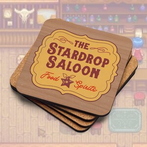 Peut inclure: Une pile de dessous de verre carr&eacute;s avec un aspect grain de bois. Chaque dessous de verre pr&eacute;sente un motif jaune et marron avec le texte "The Stardrop Saloon Food Spirits". Les dessous de verre ont un dos en li&egrave;ge.