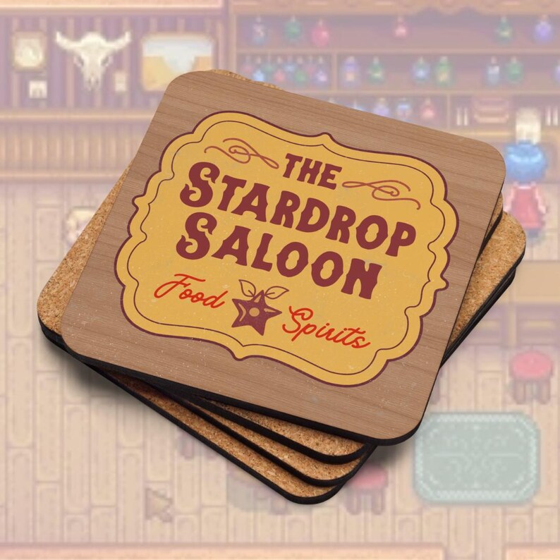 Peut inclure: Une pile de dessous de verre carr&eacute;s avec un aspect grain de bois. Chaque dessous de verre pr&eacute;sente un motif jaune et marron avec le texte "The Stardrop Saloon Food Spirits". Les dessous de verre ont un dos en li&egrave;ge.