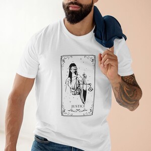 T-shirt unisexe de carte de tarot de justice - T-shirt de collectionneurs de cartes d'échange, vêtement mystique, mode de sorcière, haut d'amant de carte d'échange, t-shirt de carte de tarot