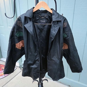 80s-90s Pelle Mens Vintage Premium Leather Jacket w/ Colorful Accents. Large