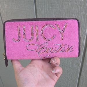 Cartera larga con cremallera y diamantes de imitación fucsia de terciopelo Y2K de Juicy Couture