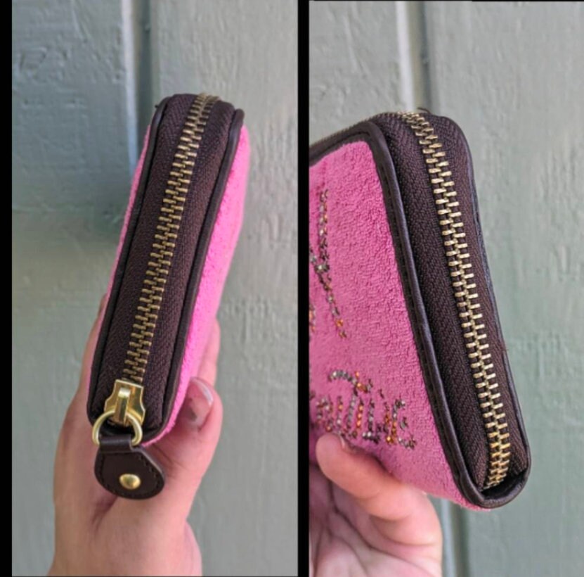 レア品 Juicy Couture Y2K Juicy Wallet Juicy Couture Y2K Velour Fuchsia Rhinestone Long Zip Wallet