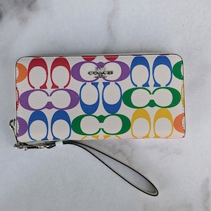 Cartera larga con cremallera alrededor en color blanco y firma Coach Rainbow C (C4537)