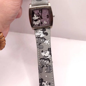 Disney Mickey Mouse Glove Flip Top Cover Vintage Wristwatch  display picture 1