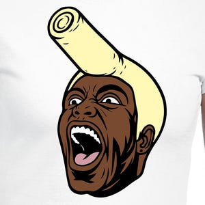 Puede incluir: Camiseta blanca con una ilustración de dibujos animados de una persona con piel morena, boca abierta y peinado amarillo. El diseño es de estilo gráfico audaz, perfecto para uso casual.
