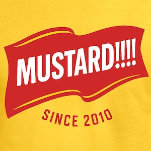 以下が含まれることがあります： 黄色いTシャツ。赤と黄色のグラフィックで「MUSTARD!!!!」と白で書かれ、下に「SINCE 2010」と書かれています。シャツは無地の黄色です。