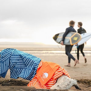  Toalla de playa de surf, toallas de playa de microfibra de gran  tamaño, color gris, 32 x 62 pulgadas, para adultos y niños, toallas de  piscina ligeras y suaves para viajes