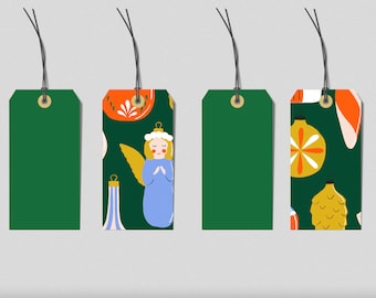 Puede incluir: Cuatro etiquetas de regalo verdes con hilo negro. Dos etiquetas tienen un patrón de adorno navideño sobre un fondo verde oscuro. El patrón incluye figuras de ángeles y adornos coloridos. Las otras dos etiquetas son de color verde liso.