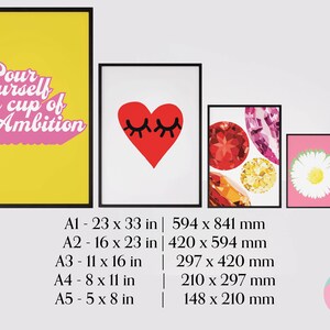 K&ouml;nnte beinhalten: F&uuml;nf verschiedene Gr&ouml;&szlig;en von druckbaren Wandbildern mit verschiedenen Designs. Die Designs umfassen einen rosa und gelben Druck mit dem Text "Pour yourself a cup of Ambition", ein rotes Herz mit Wimpern, einen bunten Druck mit Edelsteinen, einen rosa Druck mit einer wei&szlig;en G&auml;nsebl&uuml;mchen und einen blauen Druck mit einem Muster aus kleinen Herzen. Die Gr&ouml;&szlig;en sind in Zoll und Millimetern angegeben.