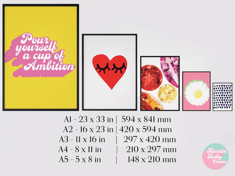K&ouml;nnte beinhalten: F&uuml;nf verschiedene Gr&ouml;&szlig;en von druckbaren Wandbildern mit verschiedenen Designs. Die Designs umfassen einen rosa und gelben Druck mit dem Text "Pour yourself a cup of Ambition", ein rotes Herz mit Wimpern, einen bunten Druck mit Edelsteinen, einen rosa Druck mit einer wei&szlig;en G&auml;nsebl&uuml;mchen und einen blauen Druck mit einem Muster aus kleinen Herzen. Die Gr&ouml;&szlig;en sind in Zoll und Millimetern angegeben.