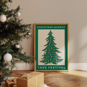 Könnte beinhalten: Ein gerahmtes Poster mit einem Weihnachtsbaum-Design. Das Poster hat einen grünen Rahmen und zeigt einen stilisierten Weihnachtsbaum, der mit bunten Lichtern geschmückt ist. Der Text "CHRISTMAS MARKET" und "TREE FESTIVAL" befindet sich oben und unten auf dem Poster.