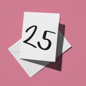 Biglietto di auguri per il 25° compleanno – Design minimalista con numeri scritti a mano in bianco e nero su carta premium da 270 g/m²