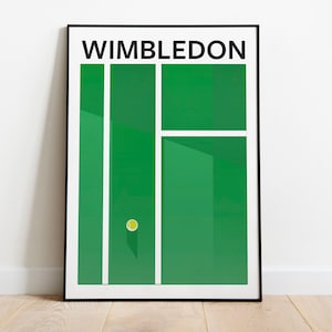 K&ouml;nnte beinhalten: Ein gerahmtes Poster mit dem Wort "WIMBLEDON" in schwarzem Text oben. Das Poster zeigt einen gr&uuml;nen Tennisplatz mit wei&szlig;en Linien und einem gelben Tennisball.